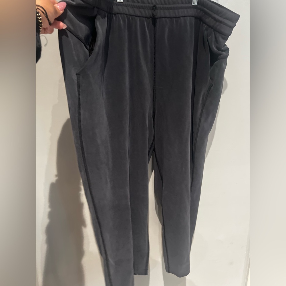 lululemon Softstreme ™ HR
Straight-Leg Crop 24 - Picture 4 of 9